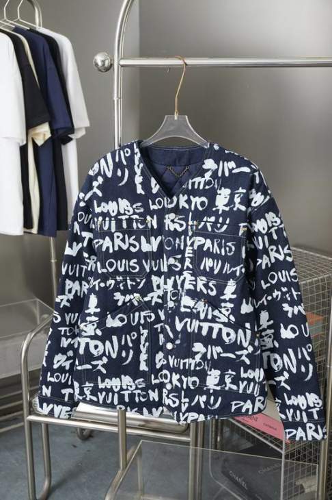 Picture of LV Sweater Suits _SKULVsz46-52S-XLhgntx2041229